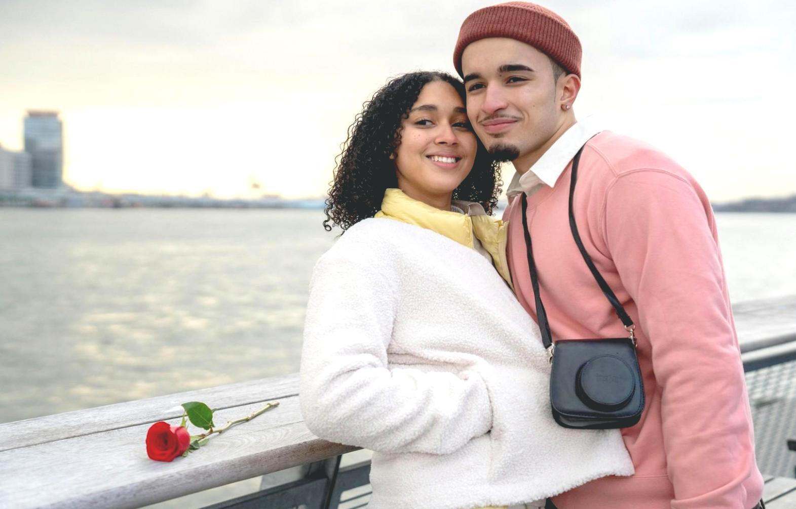 Famiglia riunita attorno al tavolo durante una celebrazione tradizionale