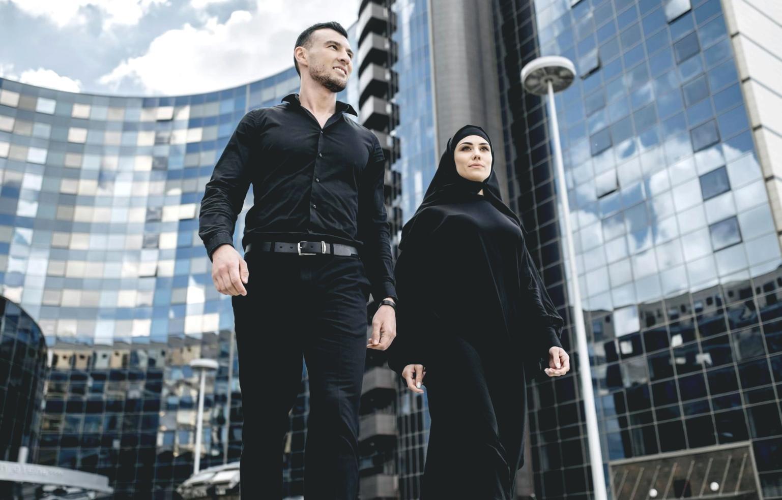 Famiglia riunita attorno al tavolo durante una tradizione condivisa