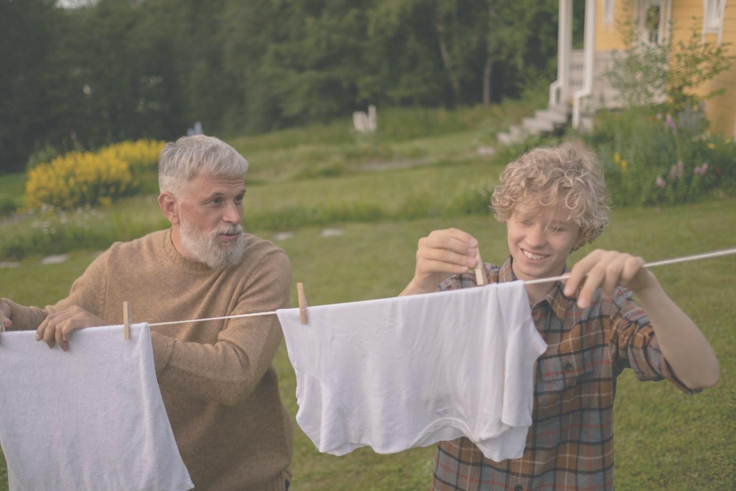 Famiglia che celebra insieme una tradizione stagionale